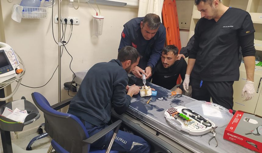 Hakkari'de parmakta sıkışan yüzüğü ekipler çıkardı