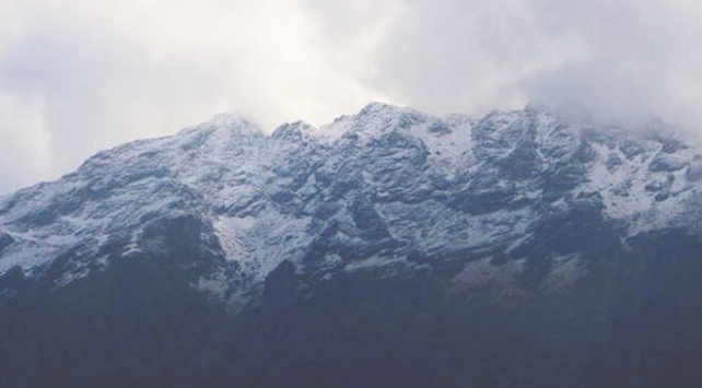 Hakkari Sümbül Dağı’na Mevsimin İlk Karı Düştü