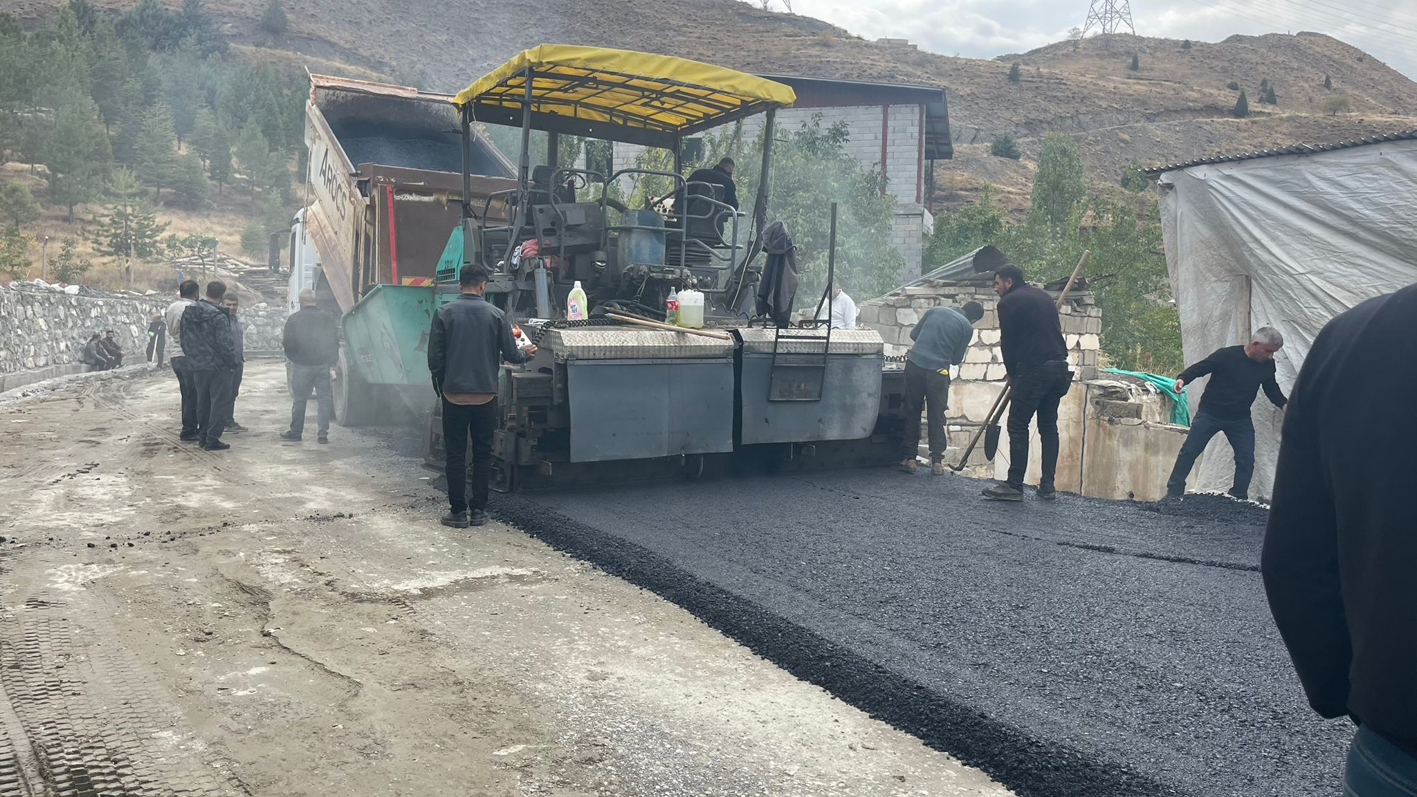 Hakkari’de asfalt çalışmaları devam ediyor