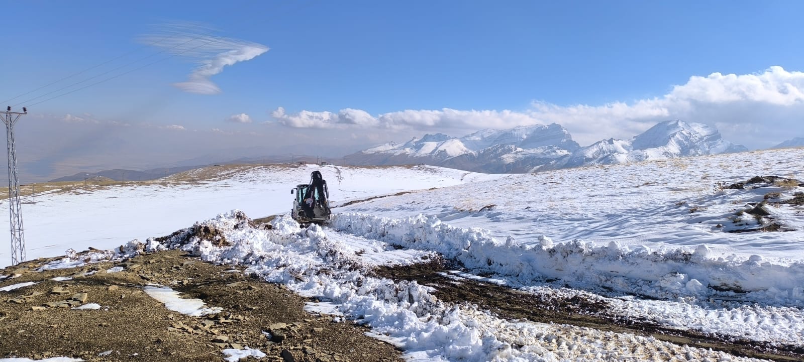 Hakkari’de Karla Kapanan yol Yeniden Açıldı