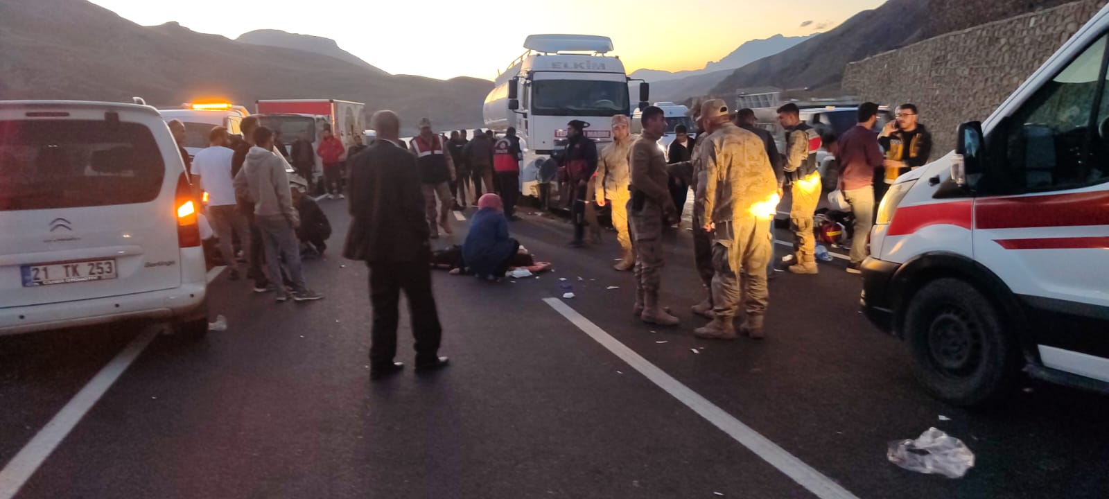 Hakkari-Van Karayolunda Feci Kaza: Ölü ve Yaralılar Var