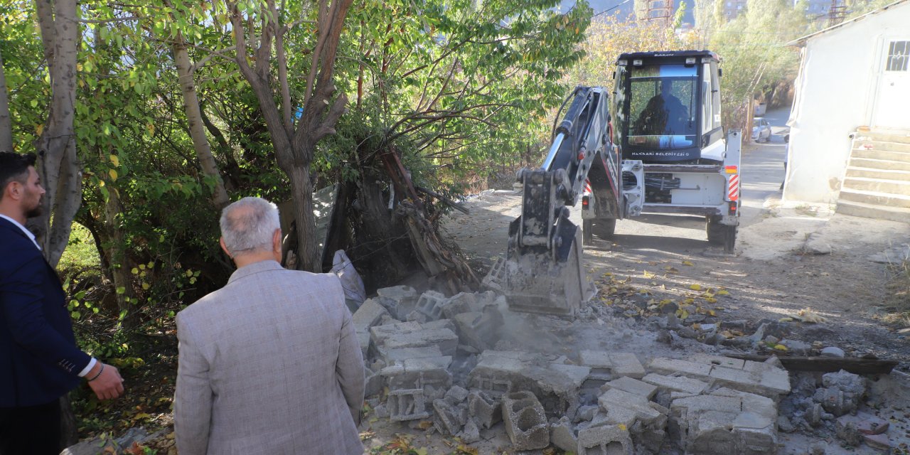 Hakkari'de iki ailenin 35 yıl sonra yol sevinci!