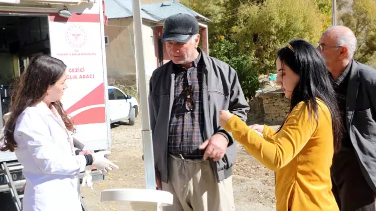 Hakkari'de Kapı Kapı dolaşarak kanser taraması yapıyorlar