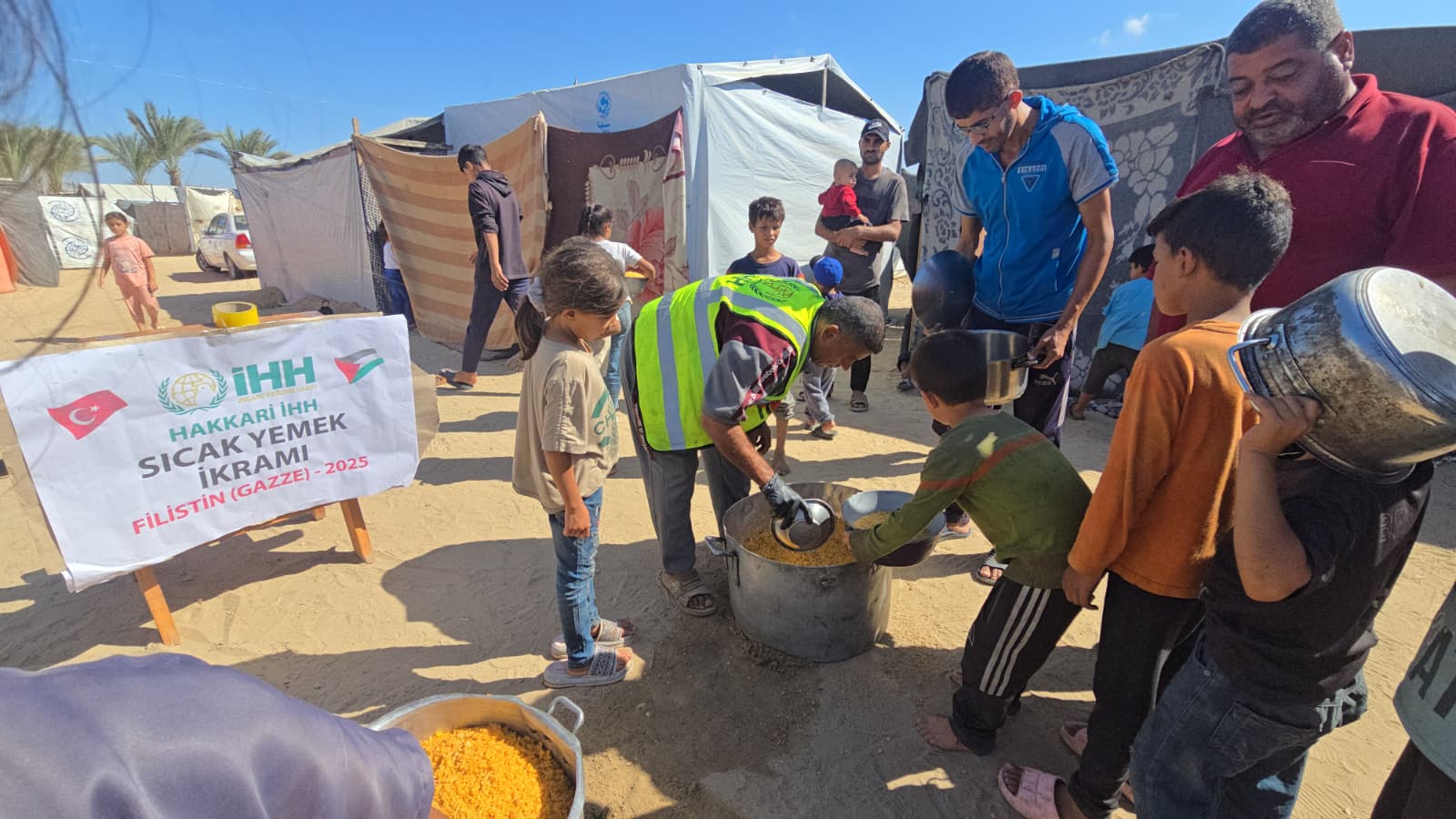 Hakkari İHH, Gazze’de Sıcak Yemek Dağıttı