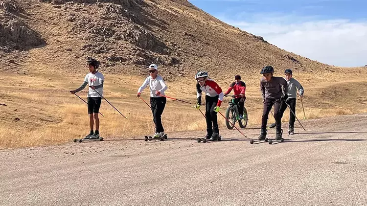 Hakkari'de Tekerlekli kayak takımı, köy yolunda Balkan Şampiyonası'na hazırlanıyor
