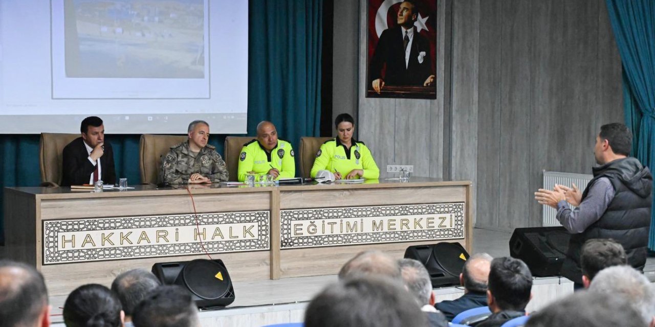 Hakkari’de Trafik Güvenliği Zirvesi: Şoförler ve Emniyet Güçleri Aynı Masada
