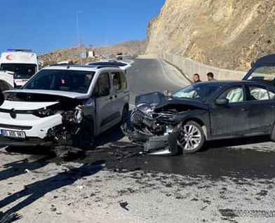 Hakkari’de iki araç kafa kafaya çarpıştı