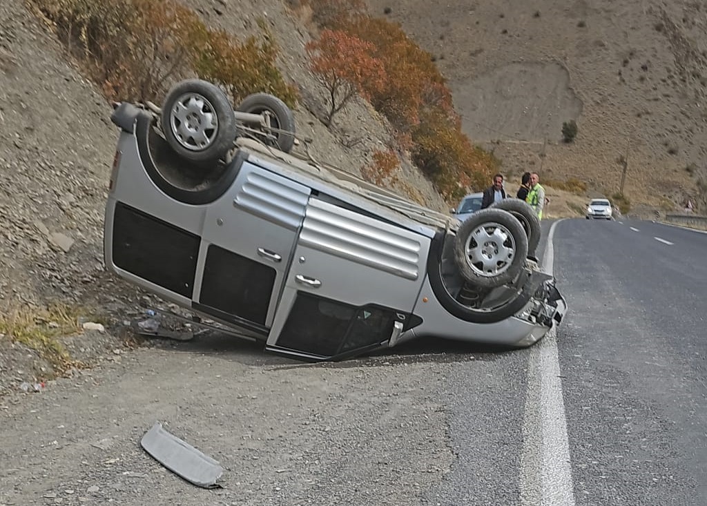 Hakkari’de Hafif Ticari Araç Takla Attı: 2 Yaralı