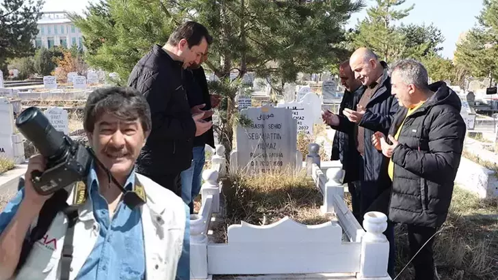 Van'daki Depremde yaşamını yitiren DHA muhabiri Yılmaz, mezarı başında andı
