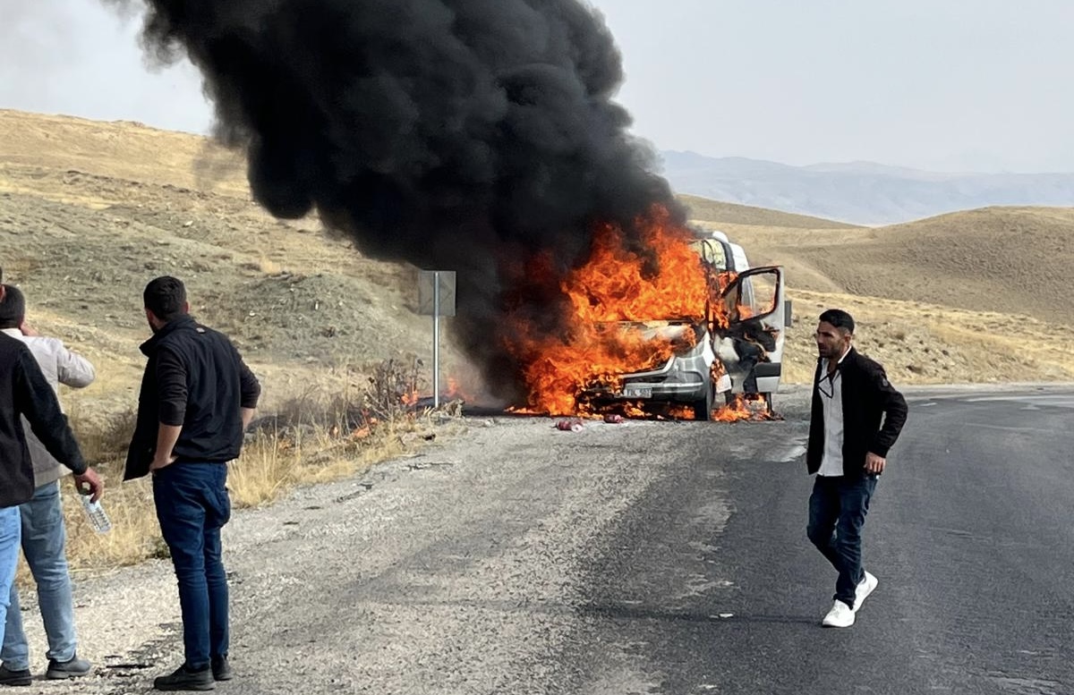Hakkari aracı Alev topuna döndü!