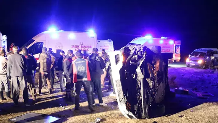 Hakkari'de otomobil takla attı; 5 yaralı