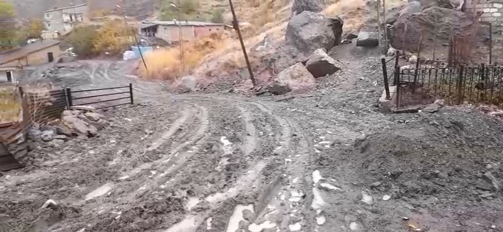 Hakkari’de Çamurlu Yol Tepkisi: Vatandaşlar Çözüm Bekliyor