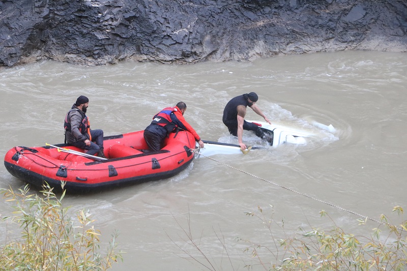 Hakkari'de araç zap suyuna uçtu