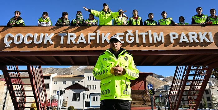 Hakkari’de Öğrenci ve Velilere ‘Okul Geçidi Görevlisi’ Eğitimi Verildi