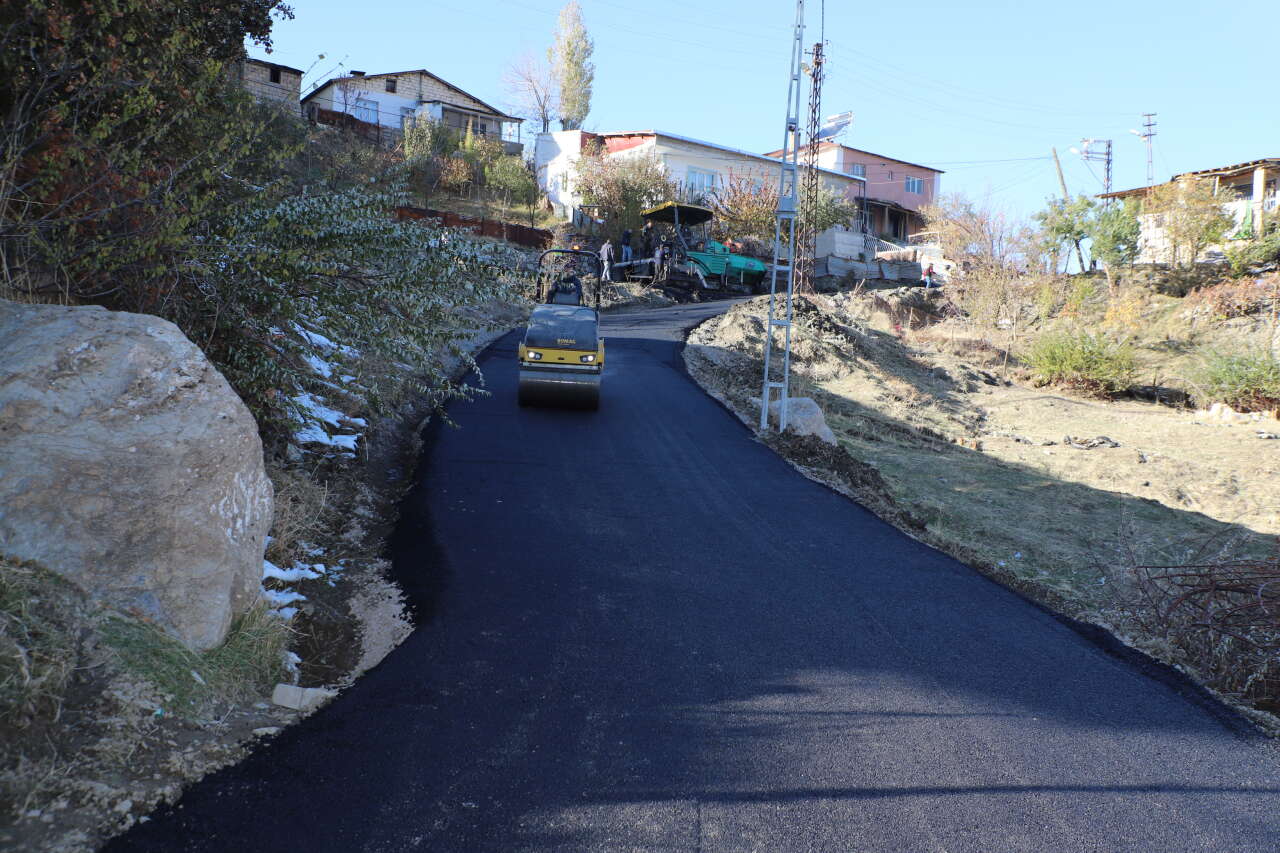 Hakkari’de asfalt çalışmaları devam ediyor
