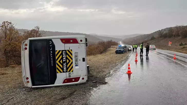 Okul servisi devrildi; 28'i öğrenci 29 yaralı