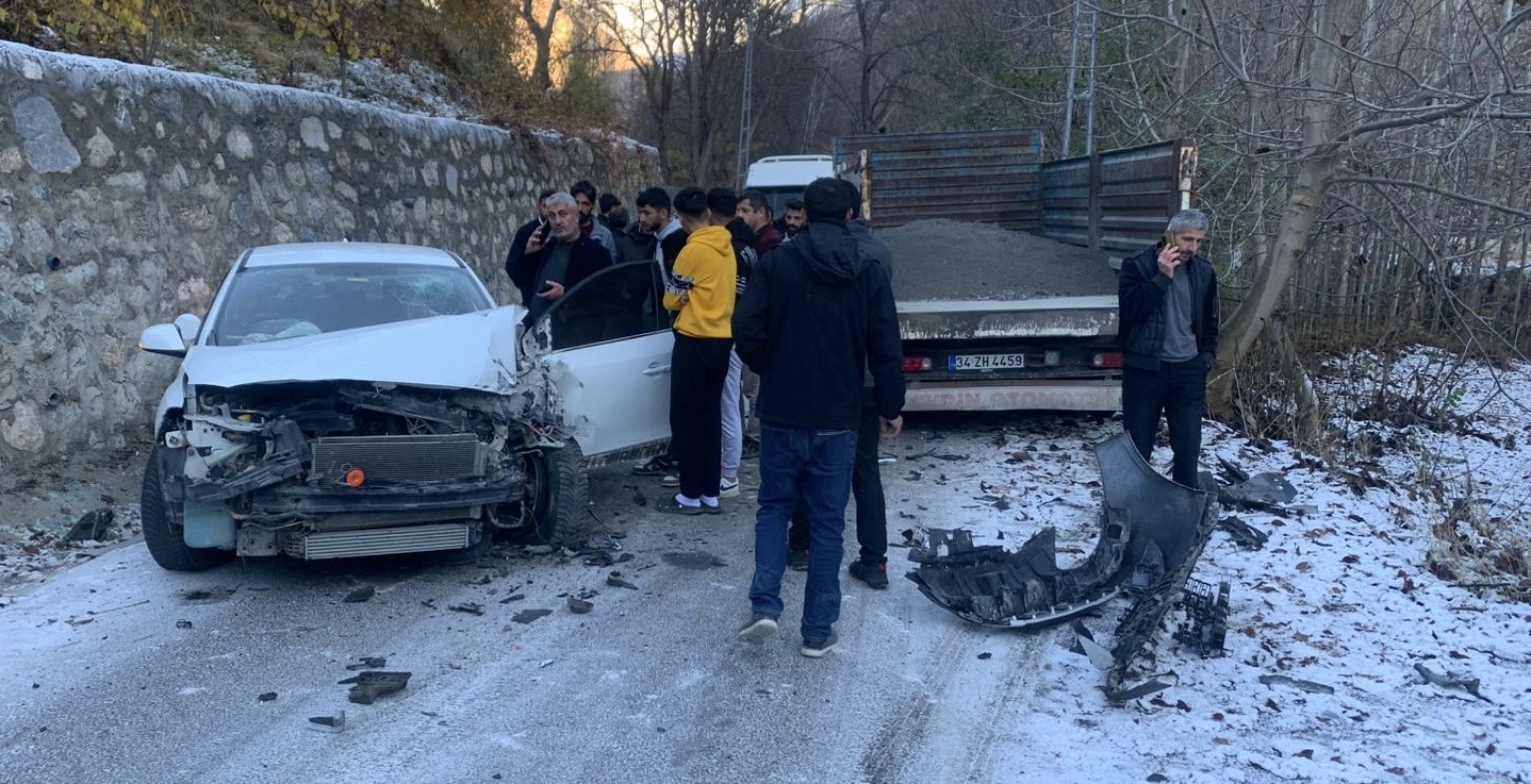 Hakkari’de Trafik Kazası: 3 Yaralı
