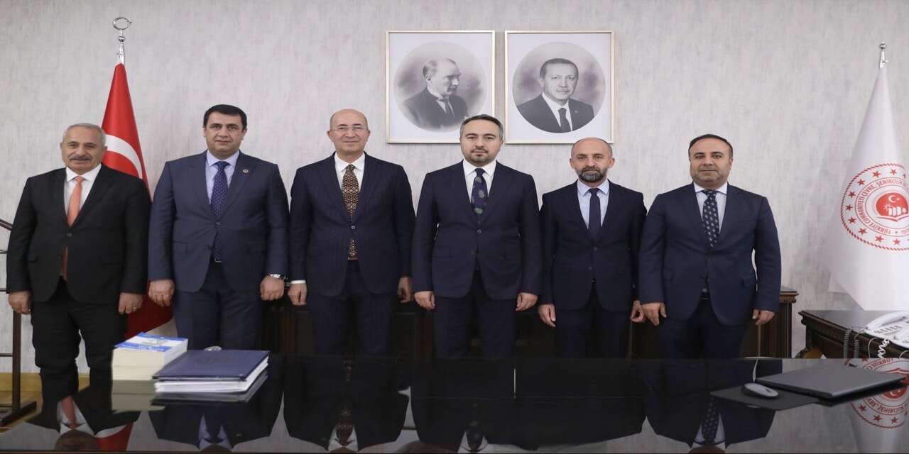 Bakan Yardımcısı Demiralp, Hakkari Belediye Başkanlarıyla Bir Araya Geldi”