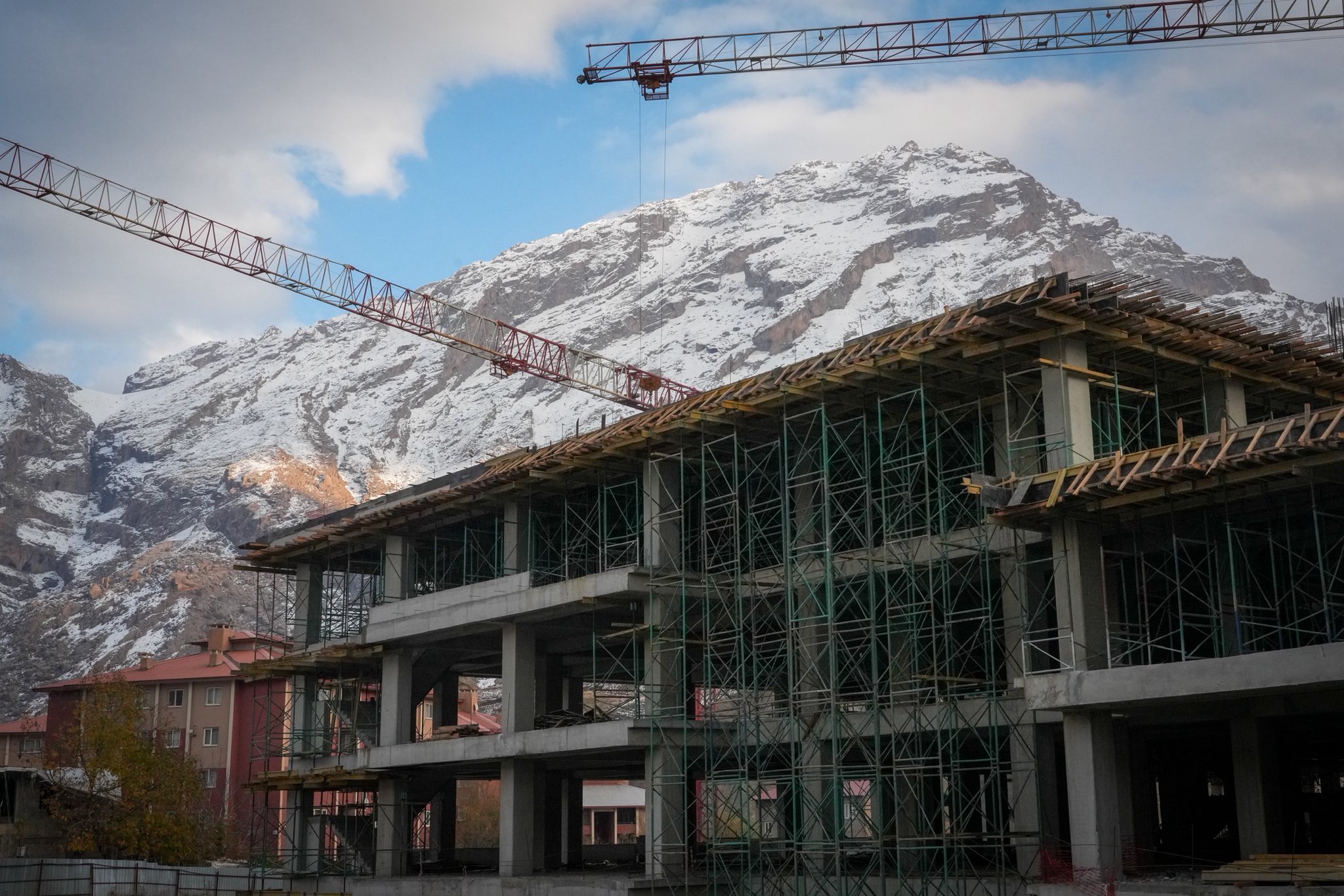 Hakkari'de ilk olma özelliği taşıyan 100 Yataklı Hastane inşaatı sürüyor