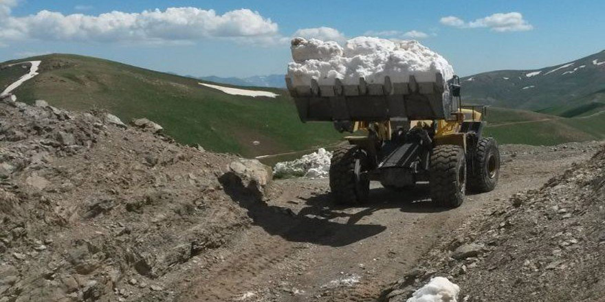 Hakkari'de yaz ortasında karla mücadele çalışması