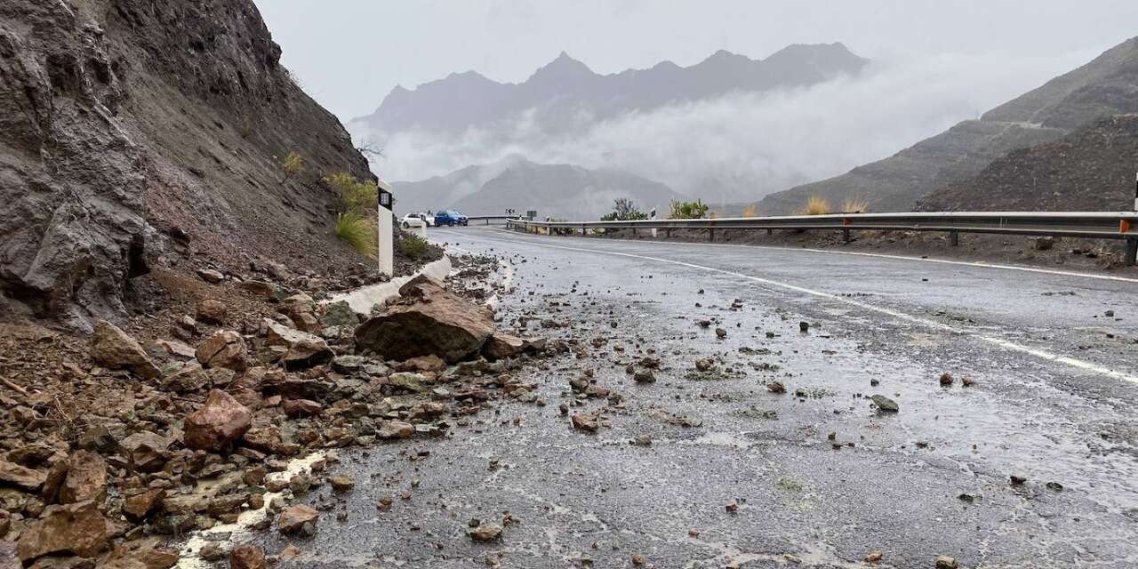 Yüksekova’da Kaya Düşmesi: Sürücüler Yolu Temizledi