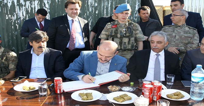 İçişleri Bakanı Soylu Çukurca'da