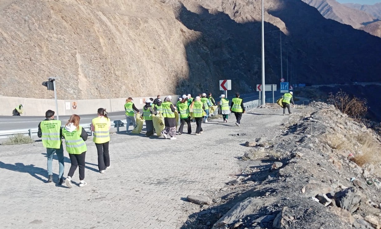Hakkari Belediyesi’nden Şehir Girişinde Temizlik Seferberliği