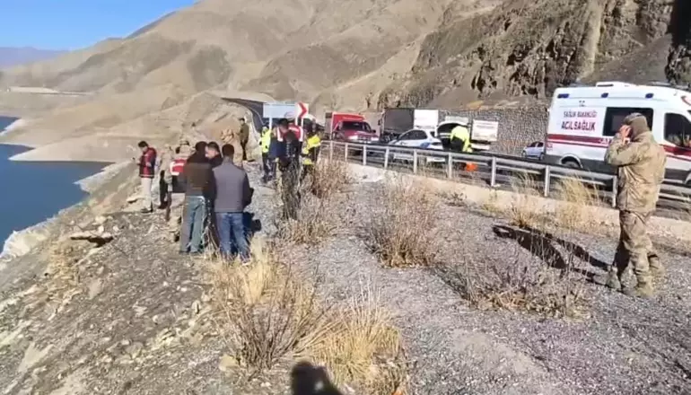 Hakkari yolunda feci kaza: Baraja uçan araçta 3 kişi aranıyor