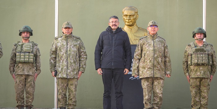 Vali Çelik ve Korgeneral Topaloğlu’ndan Şemdinli’de Hudut Birliklerine Ziyaret