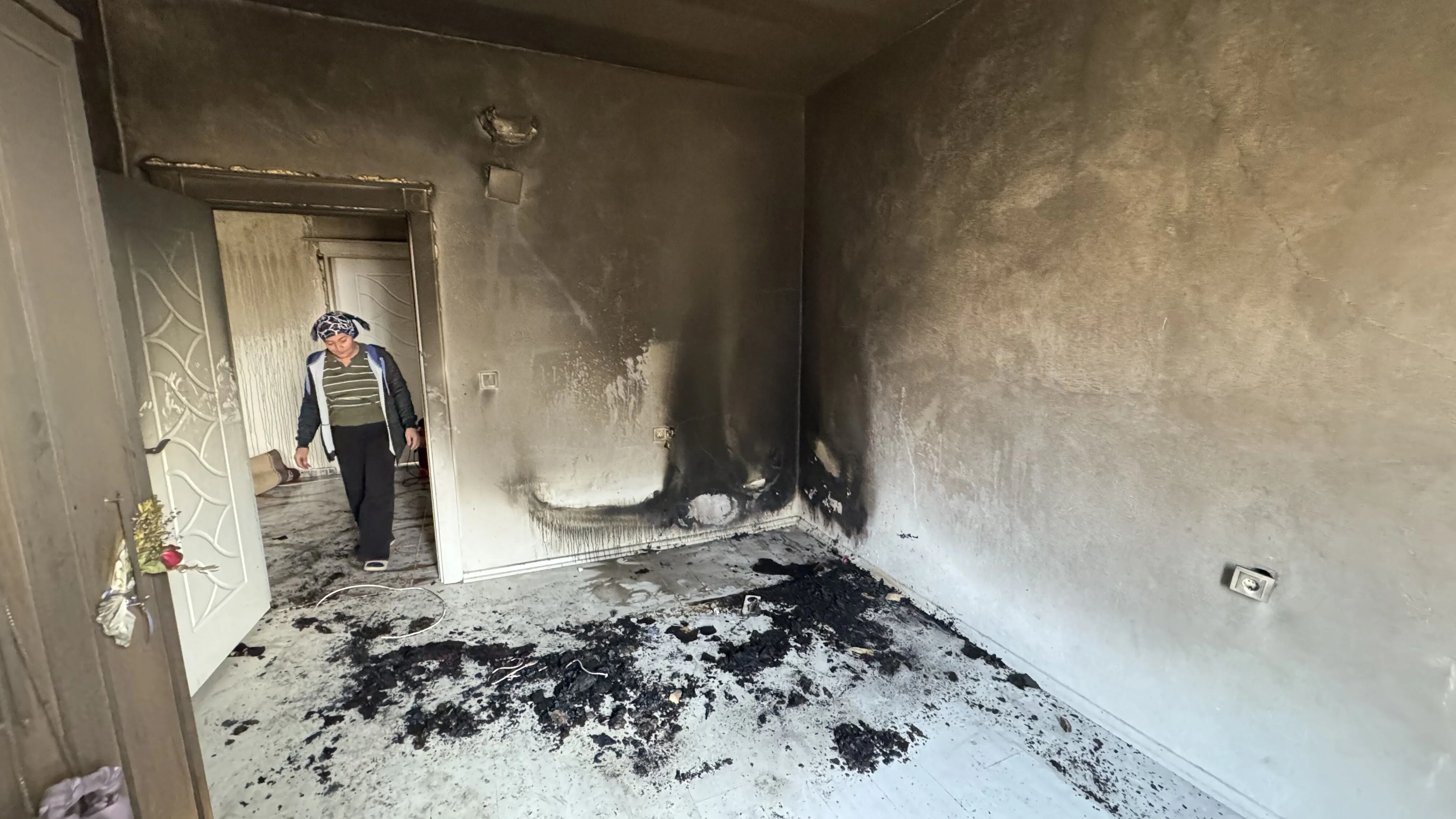 Hakkari'de Telefon Patladı: 9 Çocuklu Ailenin Evi Yandı