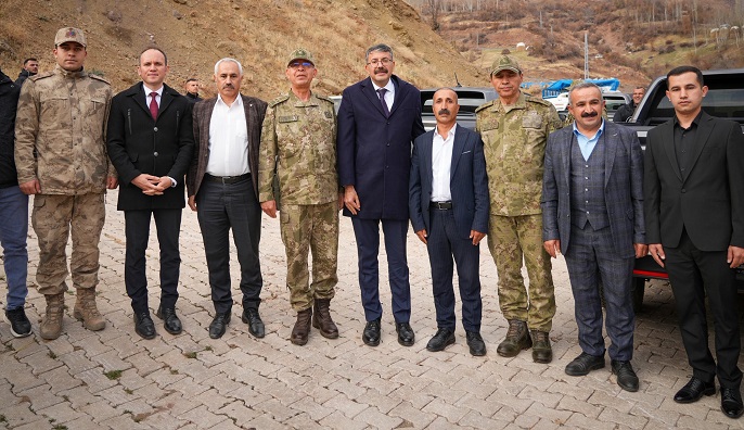 Hakkâri’de Köy Ziyareti: Vali ve Komutanlar Vatandaşların Taleplerini Dinledi