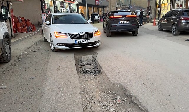 Yüksekova’da esnaf ve sürücülerden bozuk yollara tepki