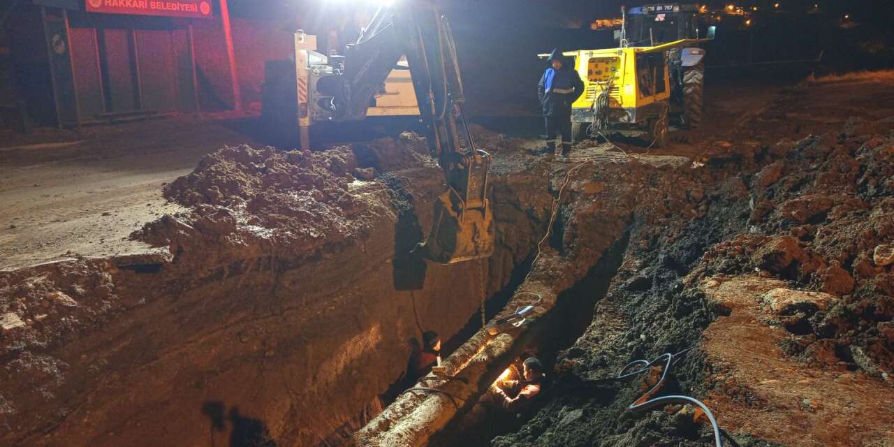 Hakkari’de ana su hattındaki arıza giderildi: Ekipler soğukla mücadele etti