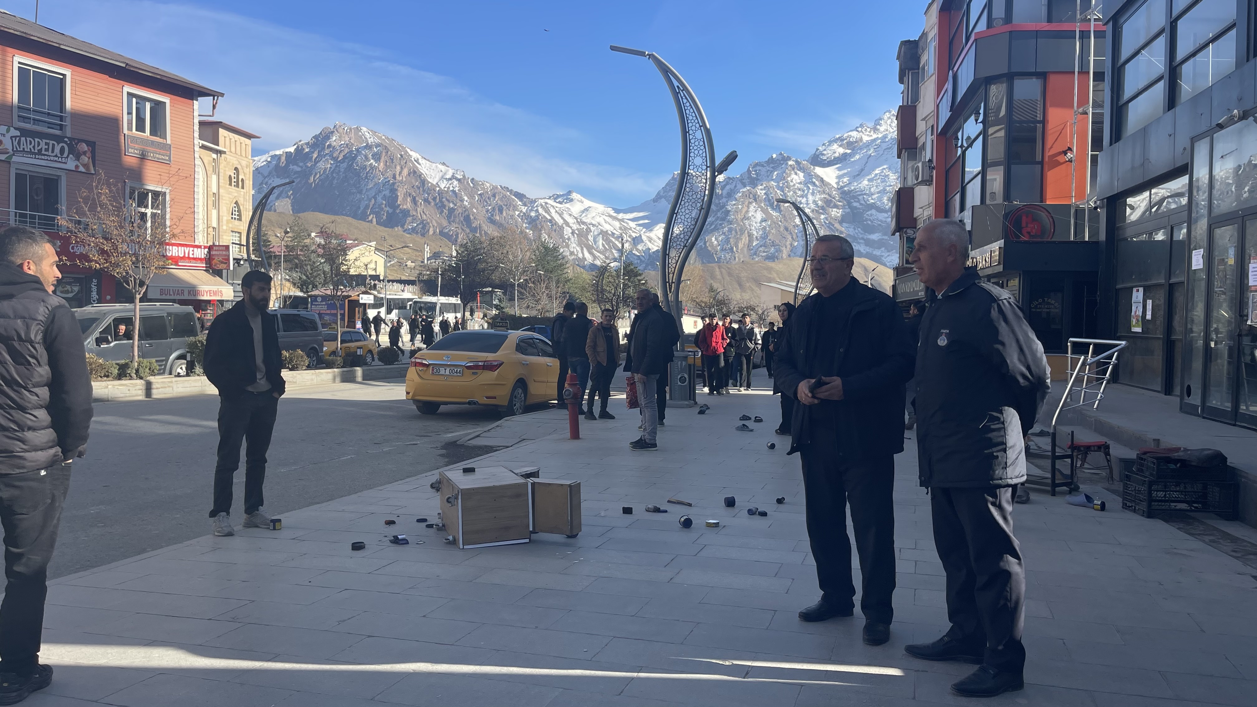 Hakkari’de Boyacı ile Zabıta Arasında Gerginlik: Sandığını kırdı