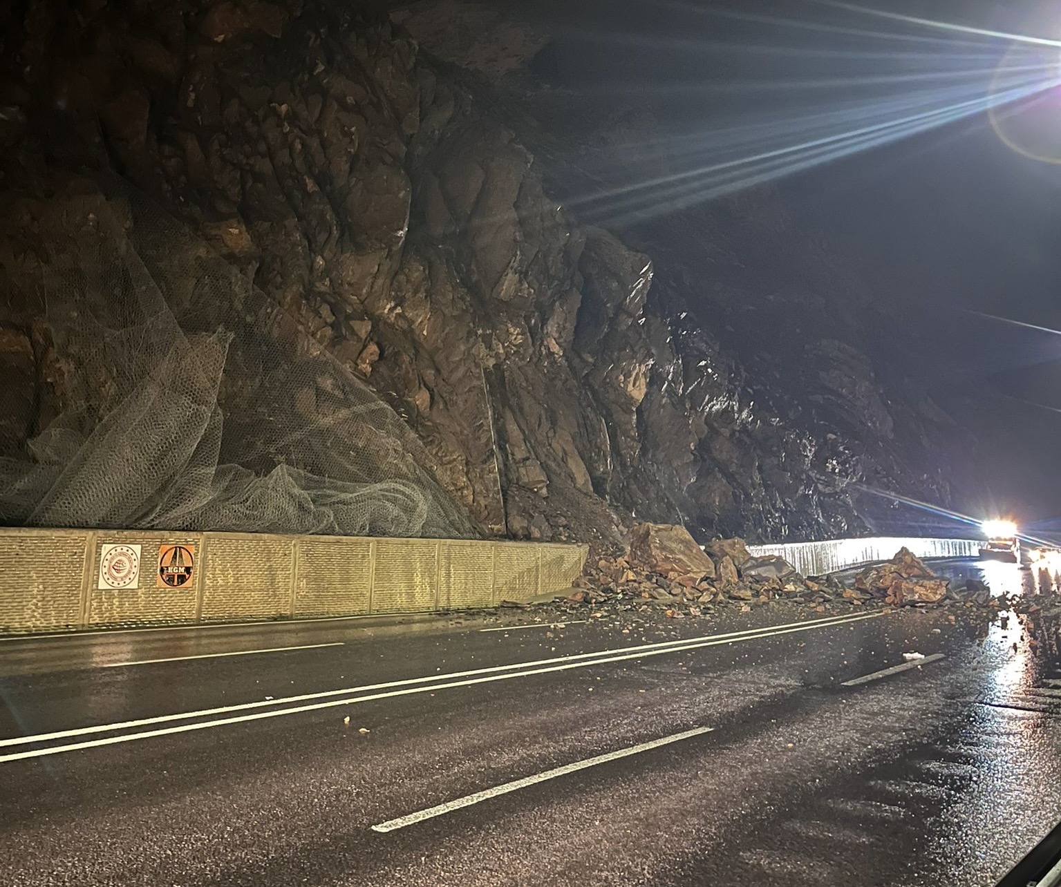 Hakkari-Van karayoluna dev Kayalar düştü!