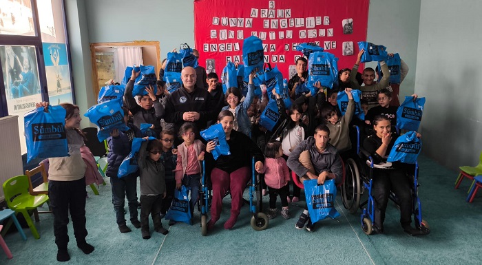 Hakkari Gençlik ve Engelliler Derneği 64 Öğrenciye Kışlık Ayakkabı Desteği Sağladı