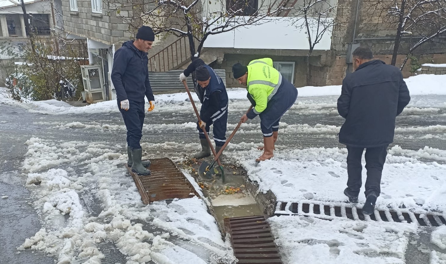 Hakkâri’de Kar Temizlik Çalışmaları Sürüyor