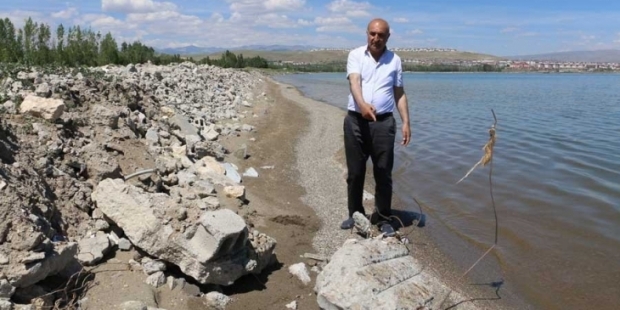 Van'da sahile binlerce ton hafriyat döktüler