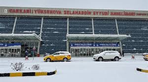 Yüksekova’da Yoğun Kar Yağışı: Ankara Uçağı Seferi İptal Edildi