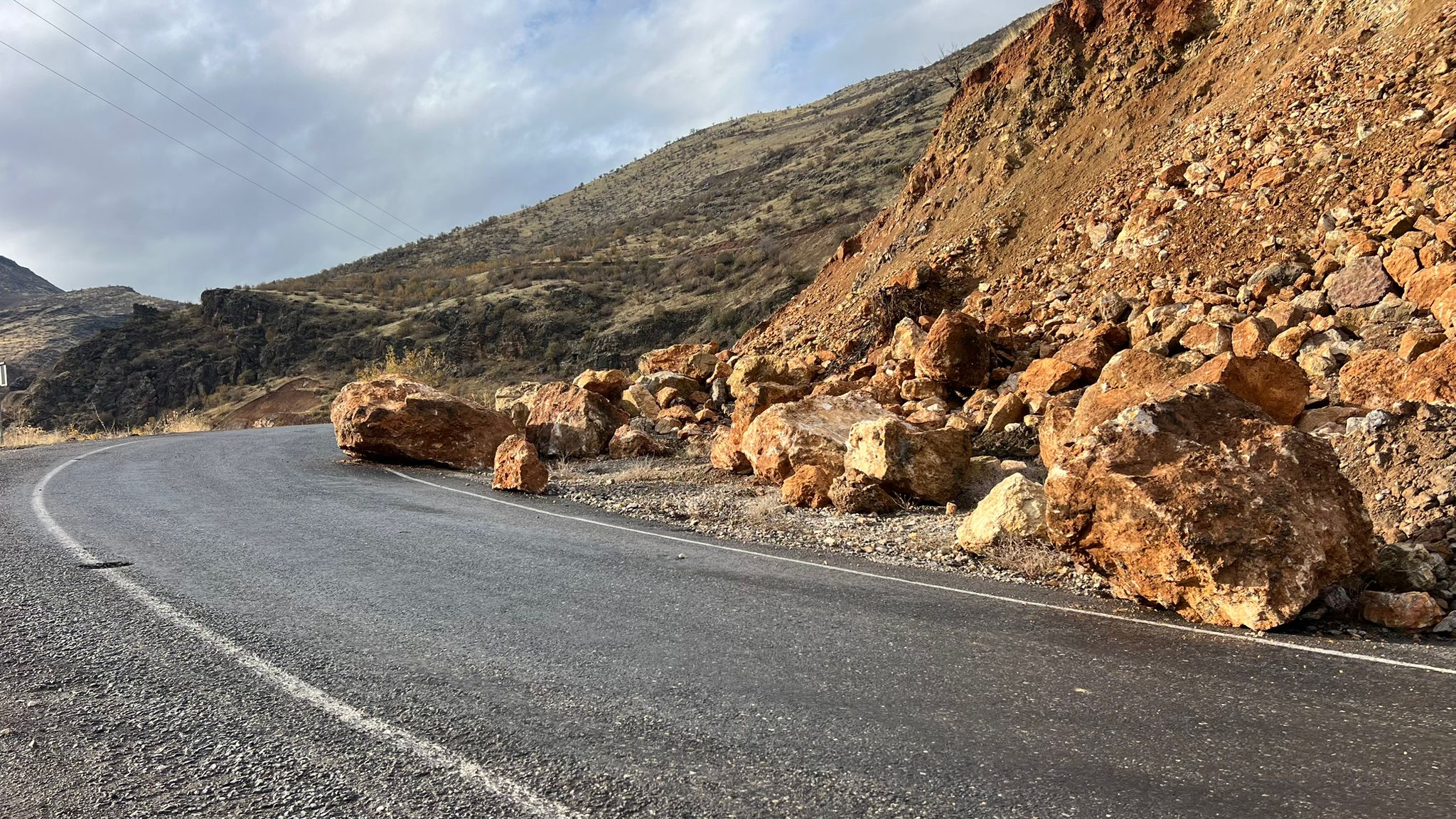 Hakkari’de Karayolu Tehlikede: Kayalar Trafiği ve Güvenliği Tehdit Ediyor