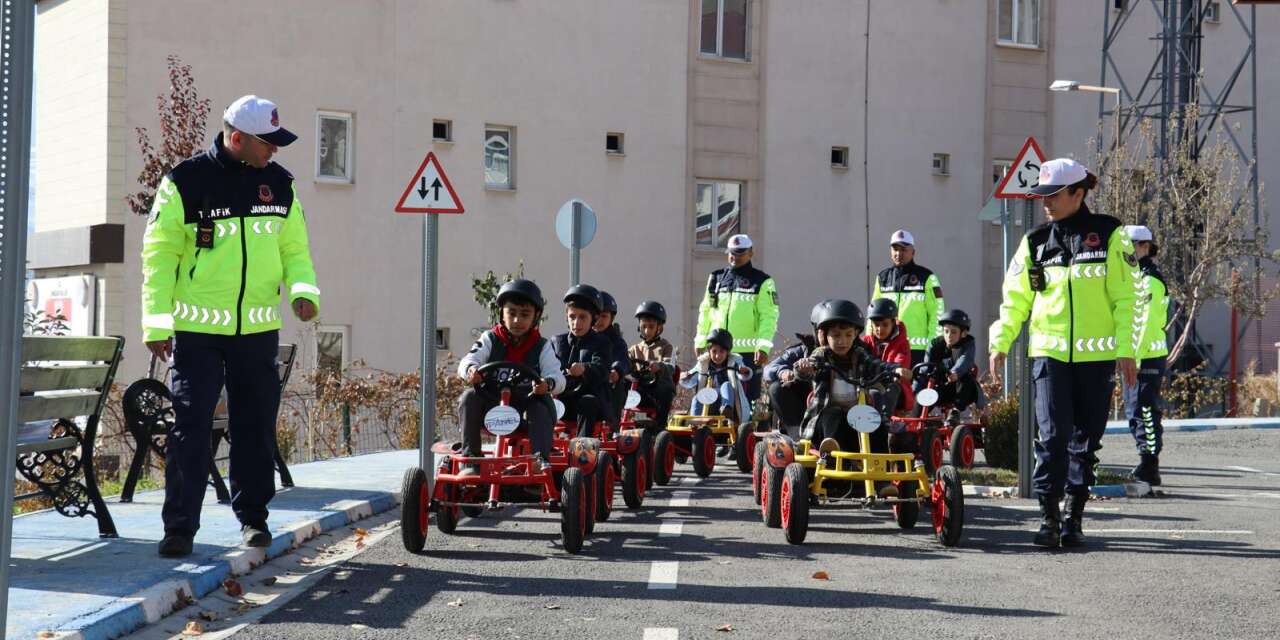 Hakkari’de Öğrencilere Trafik Bilinci Aşılandı