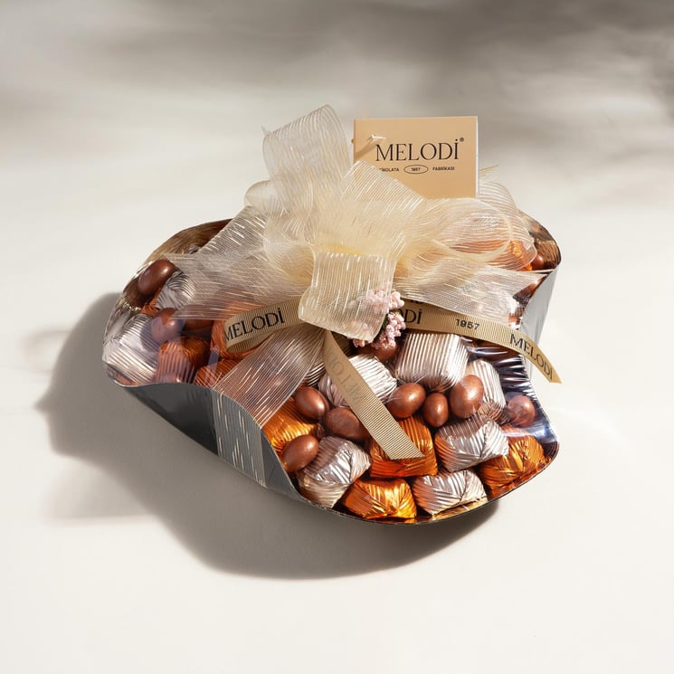 Aşkınızı Tatlı Bir Sürprizle Taçlandırın: Melodicikolata.com'un Gondol ve Tepsi Nişan Çikolatası Modelleri