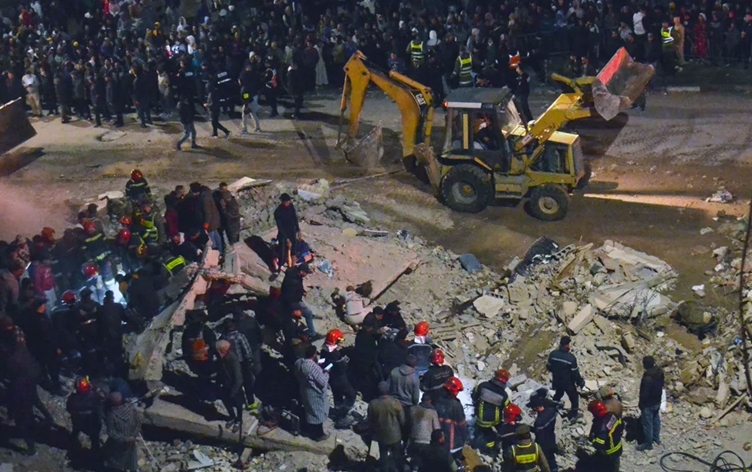 8 ailenin yaşadığı iki bina çöktü: 22 ölü