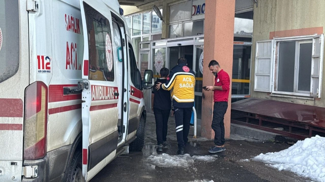 Hakkari'de zehirlenme vakası: Çok sayıda öğrenci hastaneye kaldırıldı