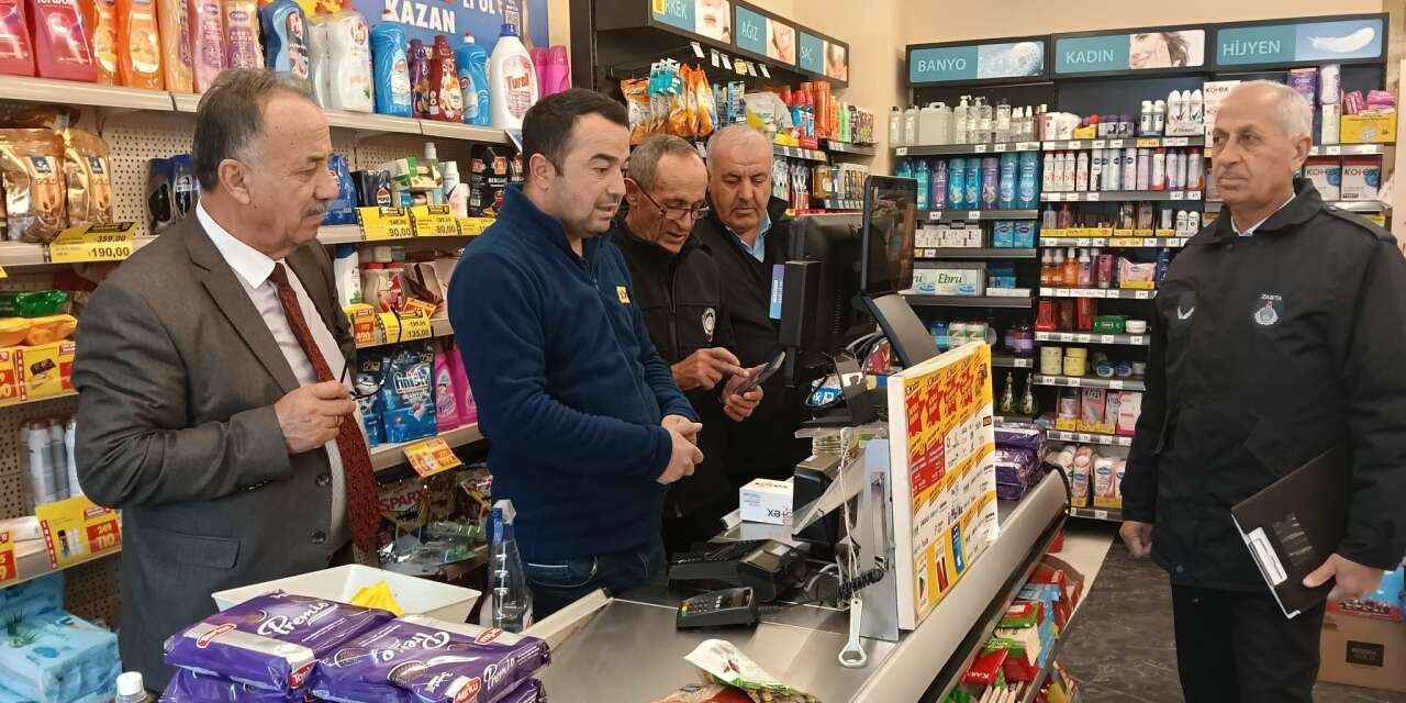 Hakkari’de Zabıta Ekiplerinden Marketlere Sıkı Denetim