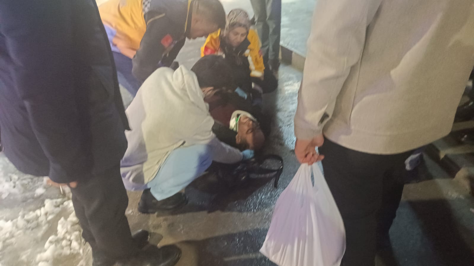 Hakkari’de buzlanan kaldırımda kaza: 1 kişi hastaneye kaldırıldı