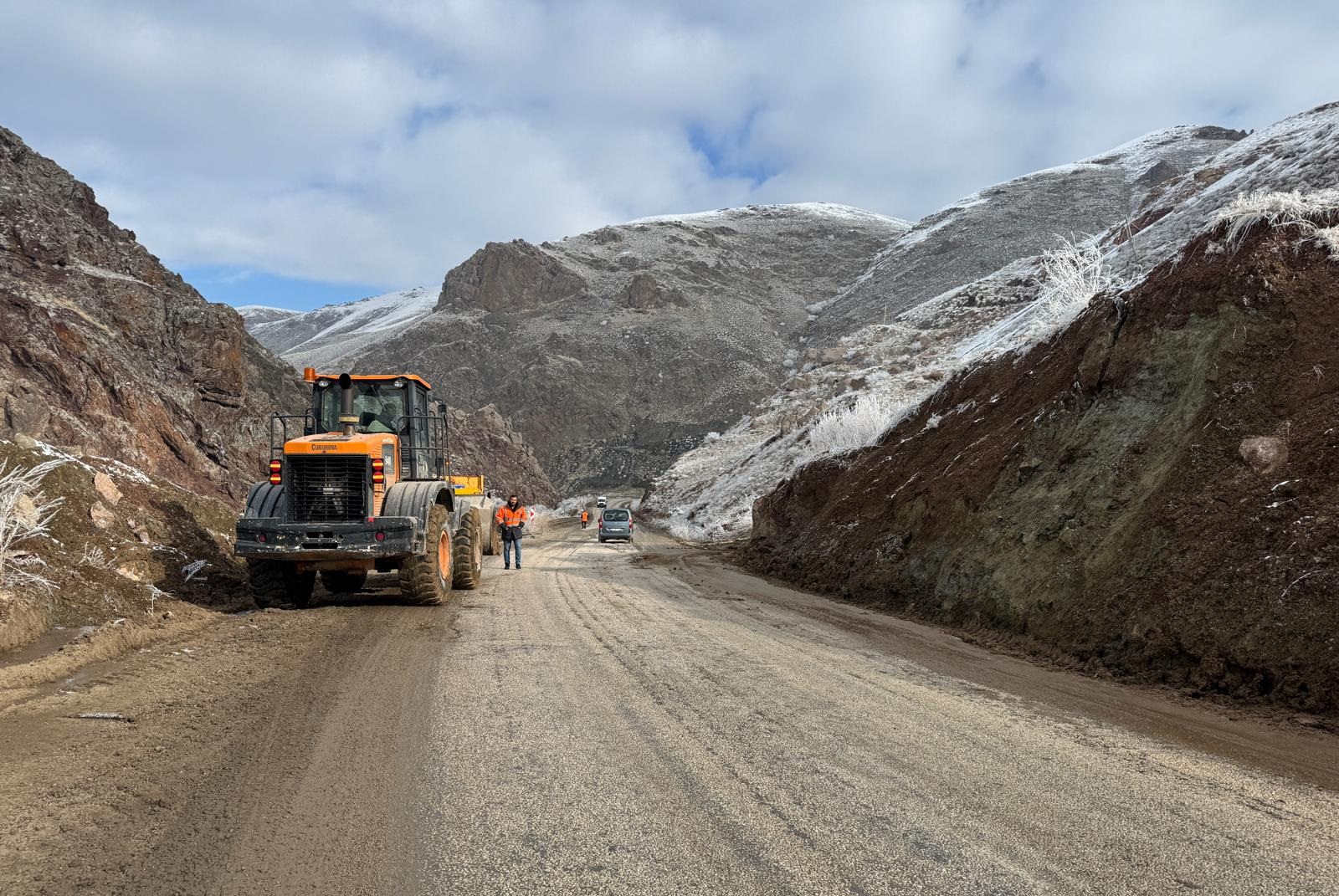 Hakkari–Yüksekova Karayolunda Heyelan: Ulaşım Kontrollü Sağlandı