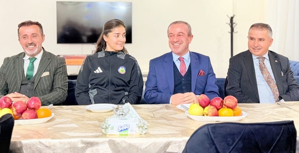 AK Parti İl Başkanı Kaya, Sporcu Gençlerle Buluştu