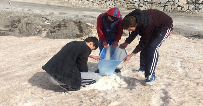 Kışın Oynayamadığı Kartopunu Haziran'da Oynadı
