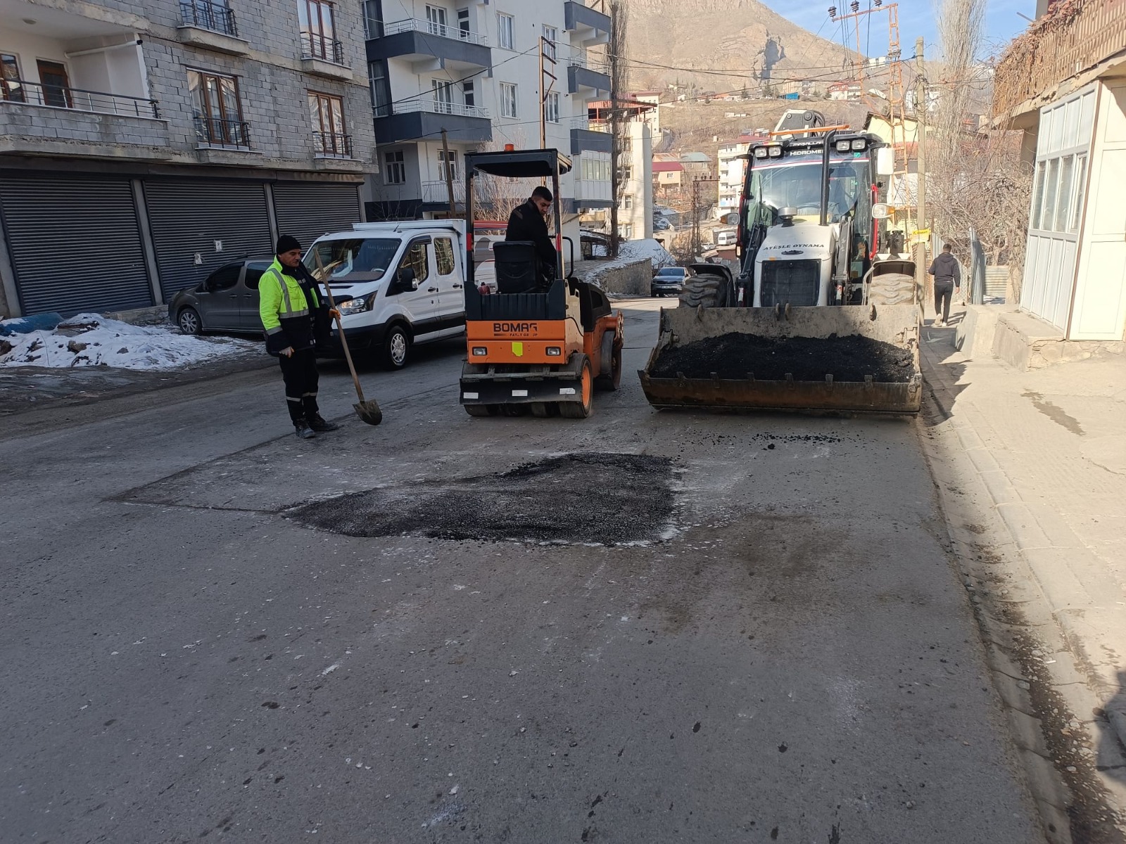 Hakkari’de tahrip olan yollarda çalışma!